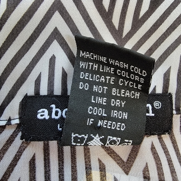 About A Girl B/W Sheer Chevron Button Front Long Sleeve Blouse Size M EUC - Picture 5 of 10